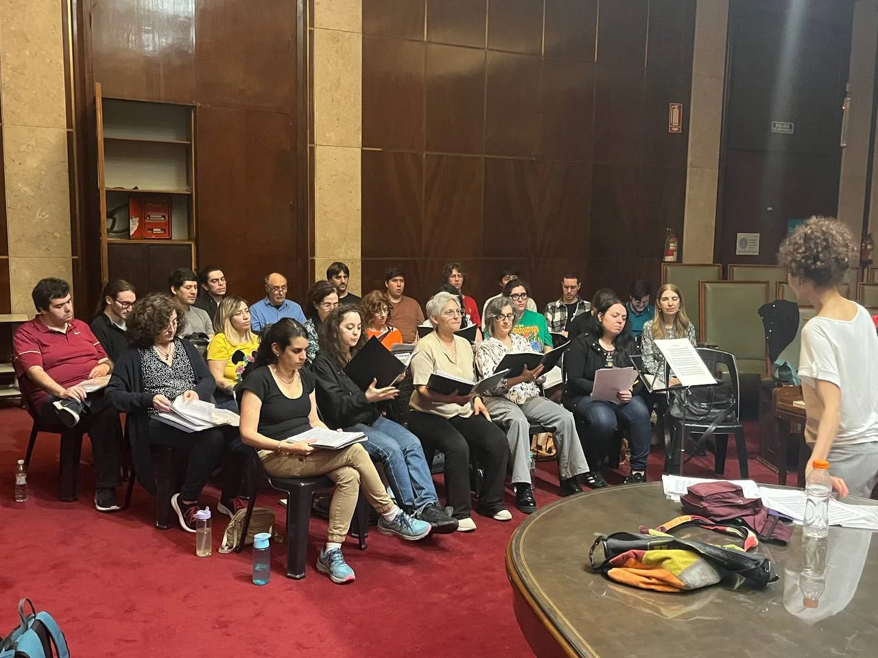 Trabajo de voces y dirección durante el ensayo.