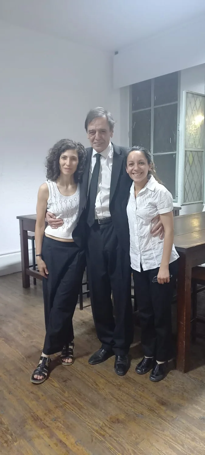 Coreutas e invitados reunidos después de cantar.