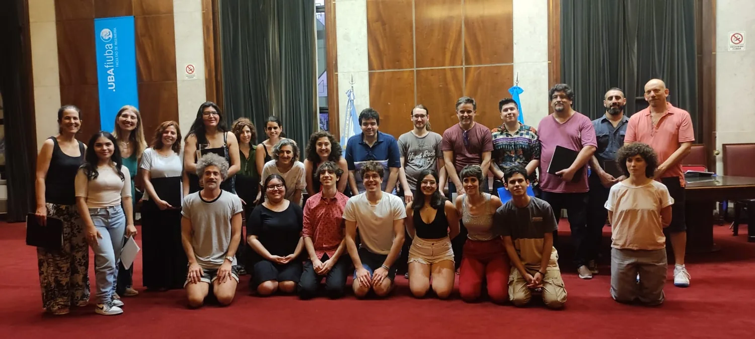 Coreutas e invitados reunidos después de cantar.