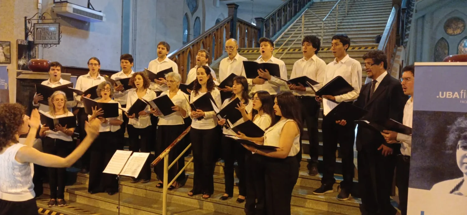 Voces y arquitectura en una noche abierta a la comunidad.