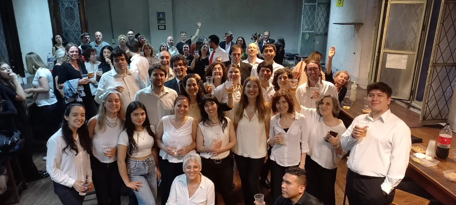 Coreutas e invitados reunidos después de cantar.