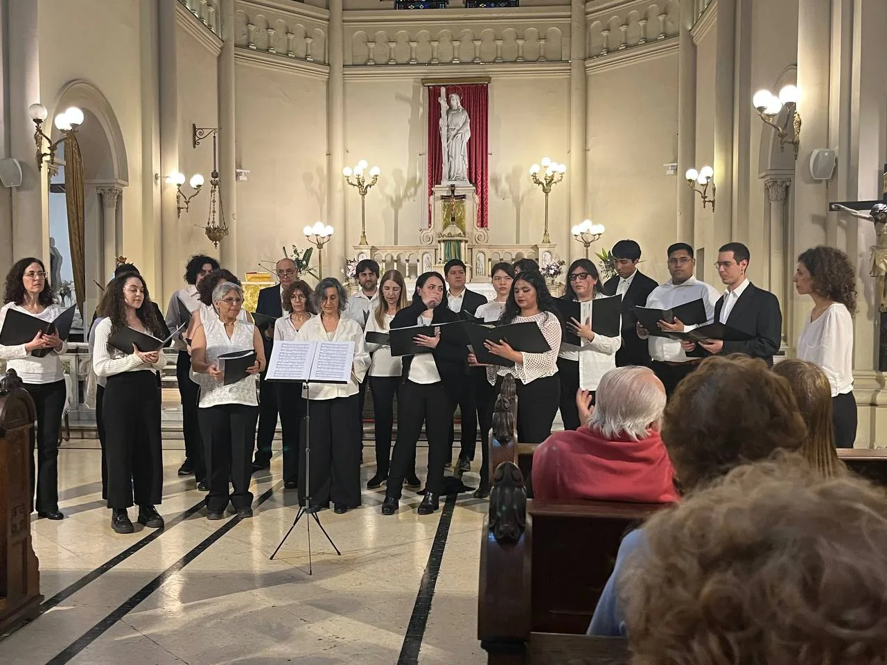 El Coro FIUBA en uno de sus escenarios invitados.
