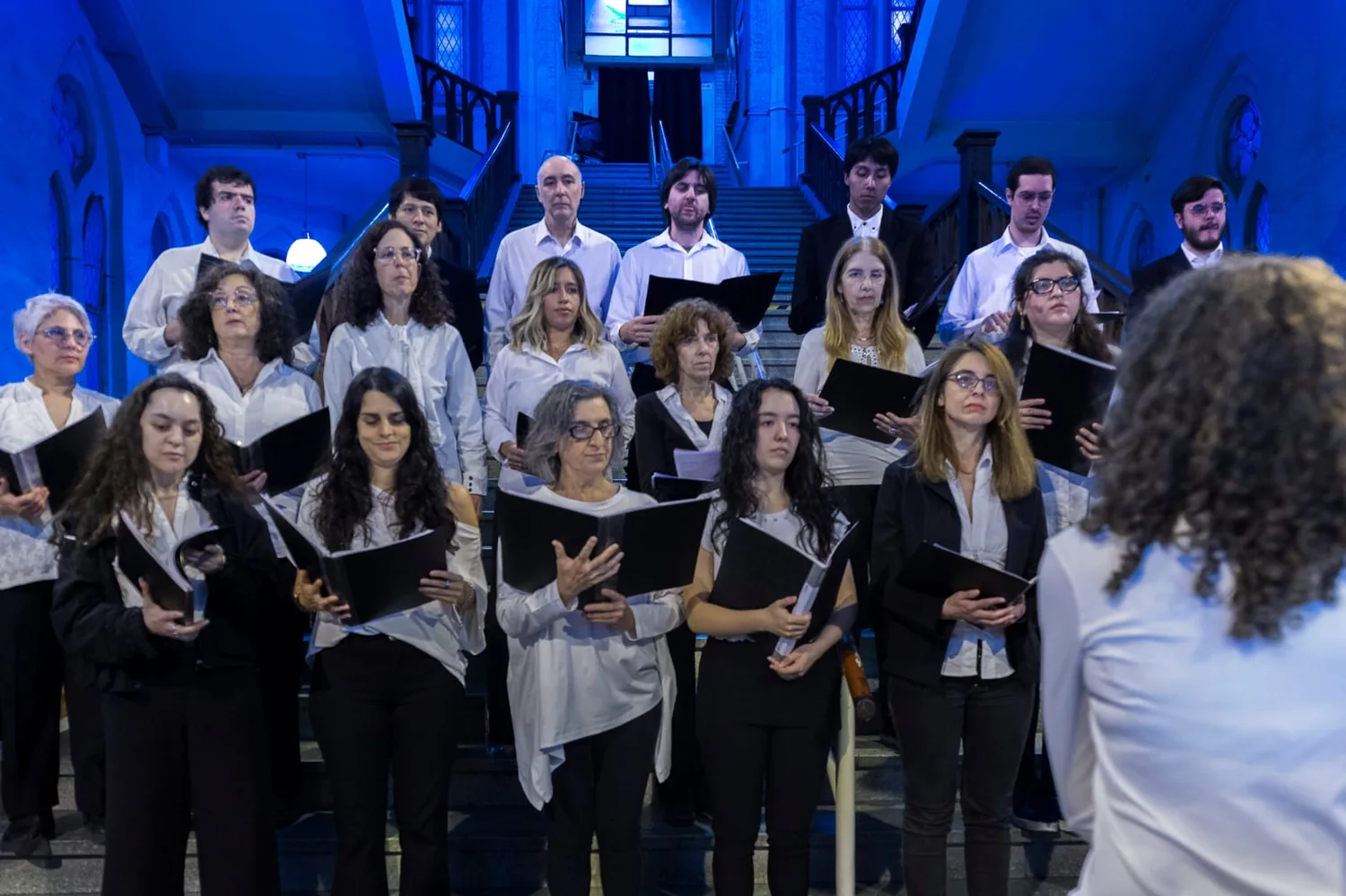 Voces y arquitectura en una noche abierta a la comunidad.