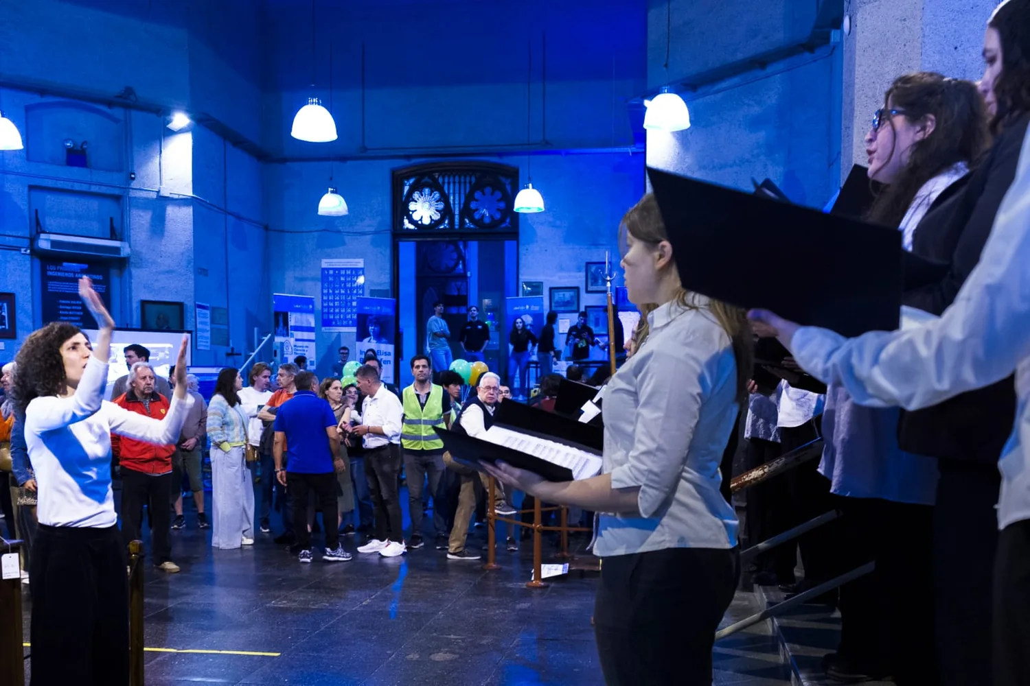 Voces y arquitectura en una noche abierta a la comunidad.